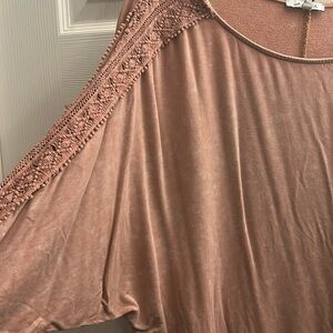 😍 Lace-Trimmed Blush Top